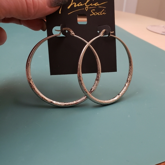 Thalia Sodi, NWT, silver tone textured large pierced hoop earrings - Picture 5 of 9